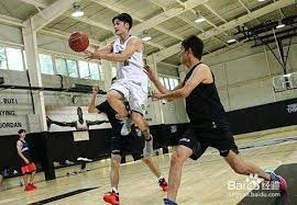 网友晒视频：今天在野球场遇到神似NBA顶级射手克莱打法！