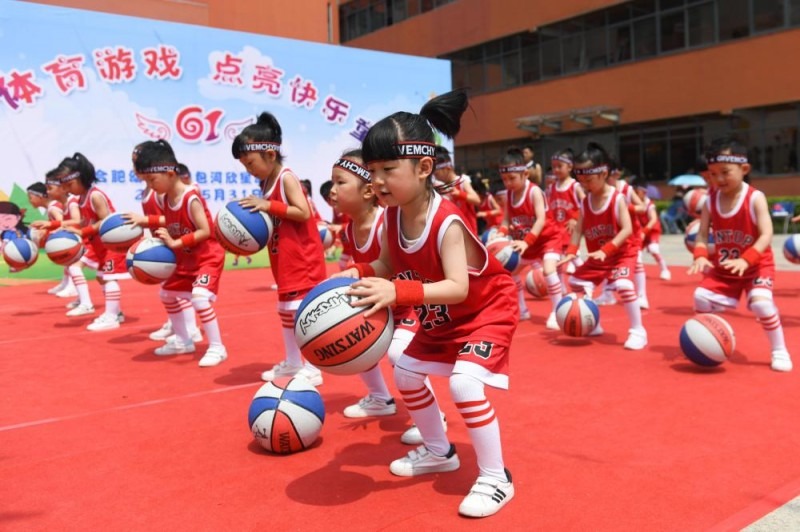 东契奇真适合洛杉矶大舞台：连续秀背传+脚踝终结助攻三分命中！